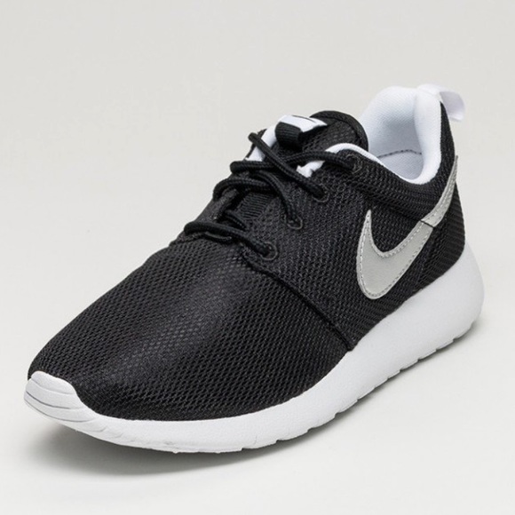 Nike Roshe One GS Youth Womens Running Shoes 86.5 NWT Nike Roshe One GS Youth Womens Running Shoes 86.5 NWT